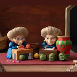 Figurine pot à crayon Yubaba tricote - Le Voyage de Chihiro